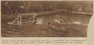 874475 Afbeelding van een spelmoment uit de waterpolowedstrijd tussen Zwemlust (Utrecht) en A.Z. (Amsterdam) in de ...